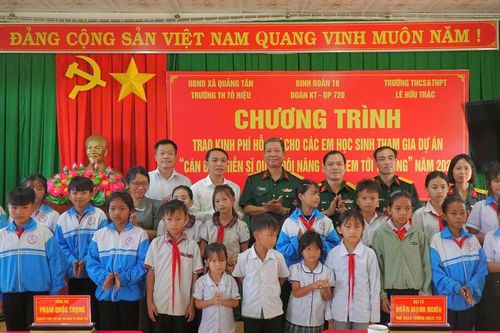 Đoàn Kinh tế - Quốc phòng 720 trao 148 triệu đồng nâng bước em đến trường