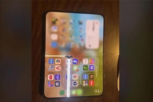 Sự cố nứt màn hình trên iPhone Duo: Khiếm khuyết bản lề và áp lực kiểm định linh kiện