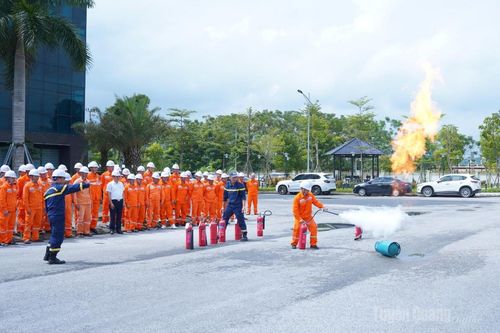 Công ty Điện lực Tuyên Quang tăng cường phòng tránh tai nạn điện, cảnh báo cháy nổ và bảo vệ an toàn lưới điện