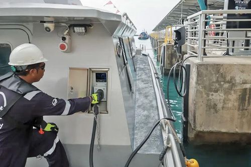 Singapore chi mạnh thúc đẩy tàu cảng chạy điện