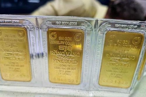 Giá vàng đồng loạt giảm sau khi Fed giữ nguyên lãi suất