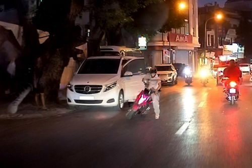 Ô tô mở cửa bất cẩn, đẩy ngã tài xế xe máy trước đầu xe ngược chiều