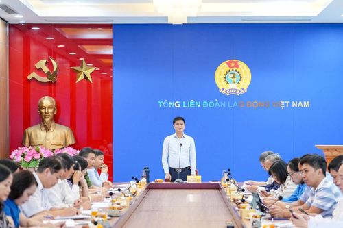 Chăm lo, giáo dục chính trị, tư tưởng cho công nhân theo cách gần gũi