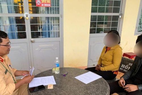 Con trai mang xe máy đi độ chế, mẹ bị phạt tiền