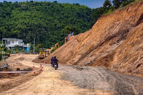 Xuất hiện vết nứt dài 70m trên Quốc lộ 28 qua Lâm Đồng