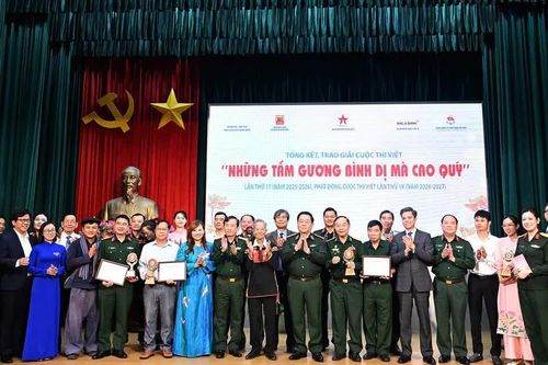 Trao giải Cuộc thi viết 'Những tấm gương bình dị mà cao quý' lần thứ 17