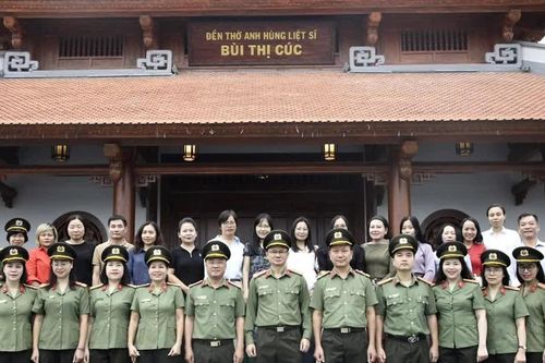Đoàn đại biểu Báo Công an nhân dân dâng hương tri ân Anh hùng liệt sĩ Bùi Thị Cúc