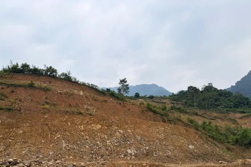 Hàng trăm hộ dân mòn mỏi chờ nhà tái định cư sau lũ lụt
