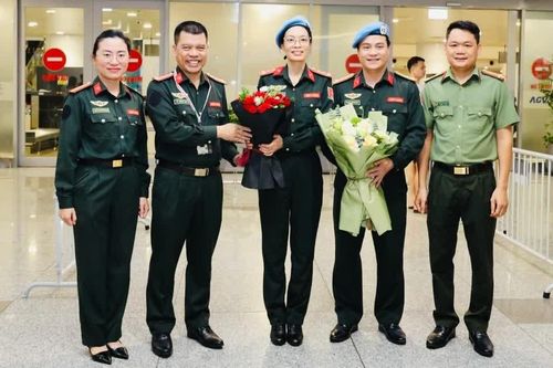Hai sĩ quan Công an hoàn thành xuất sắc nhiệm vụ quốc tế trở về