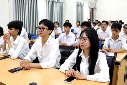 Hội Khuyến học An Giang phối hợp trao 79 suất học bổng Xổ số kiến thiết cho sinh viên vượt khó