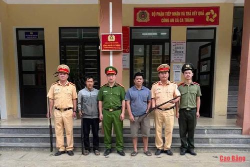 Vận động người dân xã Ca Thành giao nộp 10 khẩu súng tự chế