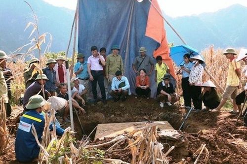 Nhóm trẻ chăn trâu phát hiện báu vật cổ nặng 3 tấn dưới ruộng ngô ở Ninh Bình, mang dấu ấn cực kỳ đặc biệt
