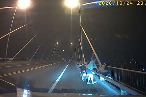 Phát hiện chuyện đau lòng trên cầu Rạch Miễu, nữ tài xế taxi có hành động khiến nhiều người cảm phục
