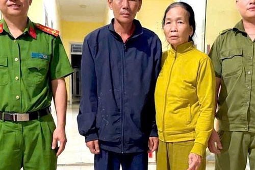 Người đàn ông đi lạc khi tìm đường thăm con, nằm bên đường lúc 21h30 được công an kịp thời giúp đỡ