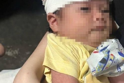 Xót xa bé gái khoảng 1 tháng tuổi bị bỏ rơi bên quốc lộ 1A, những món đồ bên cạnh gây chú ý
