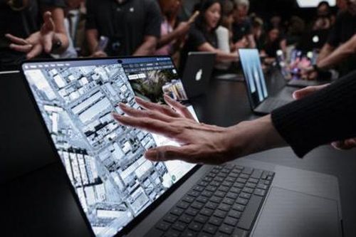 Apple trình làng dòng máy tính xách tay trang bị màn hình cảm ứng đầu tiên của hãng