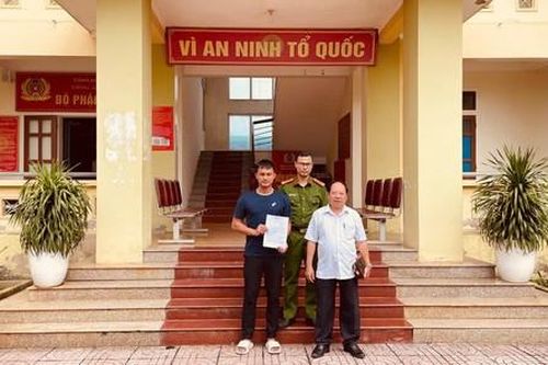 Công an xã hỗ trợ người dân nhận lại 1 tỷ đồng chuyển nhầm tài khoản