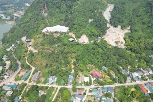 Bãi đá thải mỏ Núi Dùm: Người dân lo ảnh hưởng đất canh tác, nguồn nước