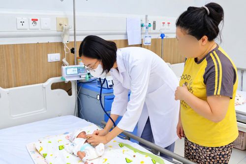 25 phút hồi sức giành sự sống cho bé sinh non nặng 1 kg