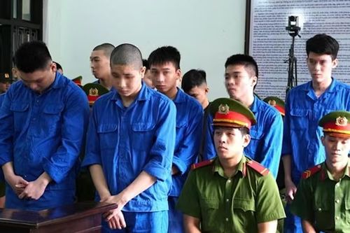 Nhóm côn đồ dùng hung khí truy đuổi đối thủ làm 3 người thương vong lĩnh án