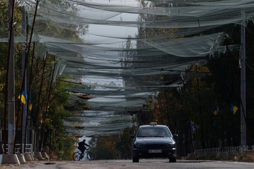 Khung cảnh yên tĩnh hiếm hoi ở thành phố Ukraine sau nhiều năm xung đột