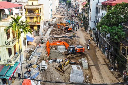 Hình ảnh khác lạ của 'ngõ khổ' 381 Nguyễn Khang ở Hà Nội