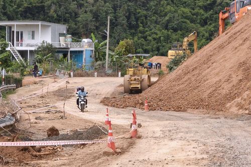 Xuất hiện vết nứt dài khoảng 70m trên Quốc lộ 28 ở Lâm Đồng