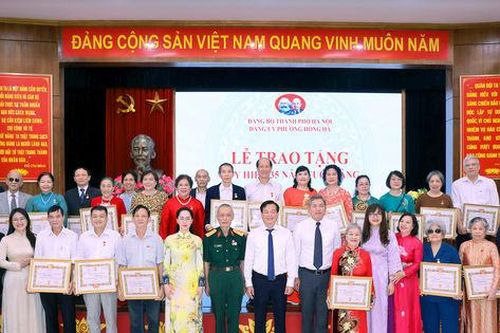 Phường Hồng Hà: Trao tặng, truy tặng Huy hiệu 35 năm tuổi Đảng cho 469 đảng viên
