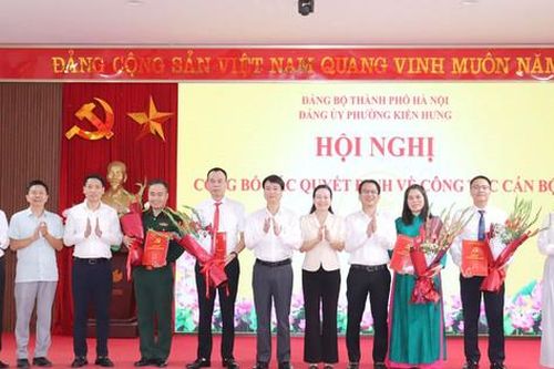 Phường Kiến Hưng công bố các quyết định về công tác cán bộ