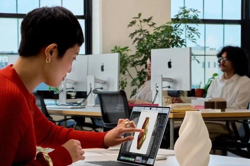 Apple lần đầu đưa màn hình cảm ứng lên MacBook Pro, logo phát sáng quay trở lại