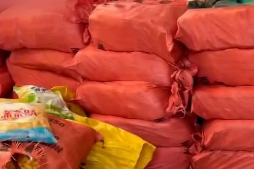 Phát hiện xe tải chở 4,5 tấn thực phẩm không rõ nguồn gốc đang đưa đi tiêu thụ