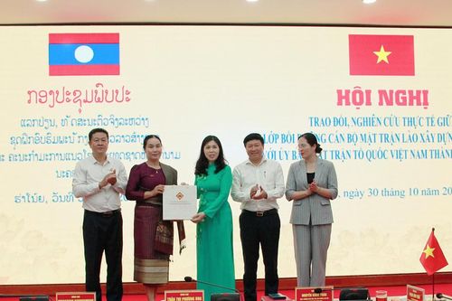 Mặt trận Hà Nội chia sẻ kinh nghiệm công tác với cán bộ Mặt trận Lào xây dựng đất nước