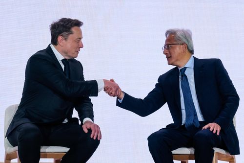 Elon Musk và Jensen Huang bất đồng về tương lai của hạ tầng AI