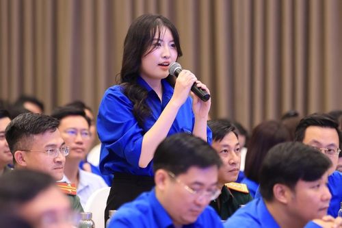 Người trẻ chủ động tìm hiểu tin tức chính trị, xã hội