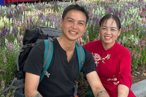 Con trai chở mẹ mắc ung thư đi phượt khắp Tây Bắc để 'tìm lại nụ cười'