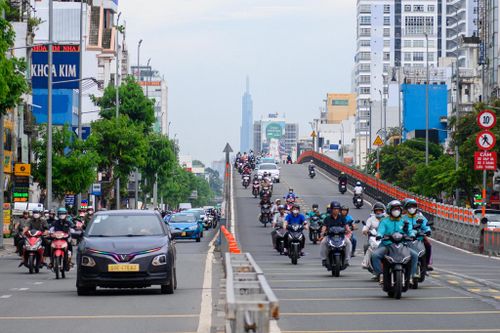 Ngày đầu điều chỉnh giao thông quanh sân bay Tân Sơn Nhất, tài xế bối rối