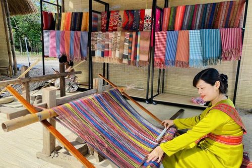 Để nghề Chăm sống cùng Mỹ Sơn: Kỳ 1 - Những bàn tay kể chuyện di sản
