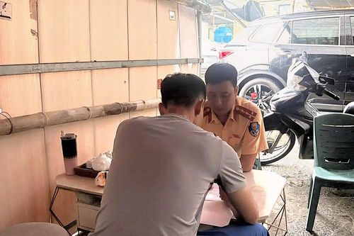 Tài xế ô tô bị phạt vì lắp thêm đèn phía sau gây chói mắt