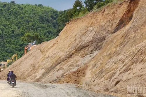 Lâm Đồng: Cấm phương tiện lưu thông qua điểm sụt lún Quốc lộ 28