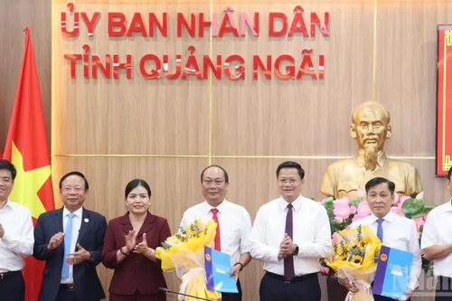 Quảng Ngãi công bố và trao các quyết định về công tác cán bộ