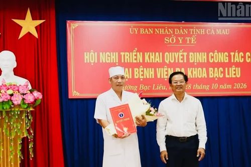 Bác sĩ Trần Quốc Sử được trao quyết định Quyền Giám đốc Bệnh viện đa khoa Bạc Liêu