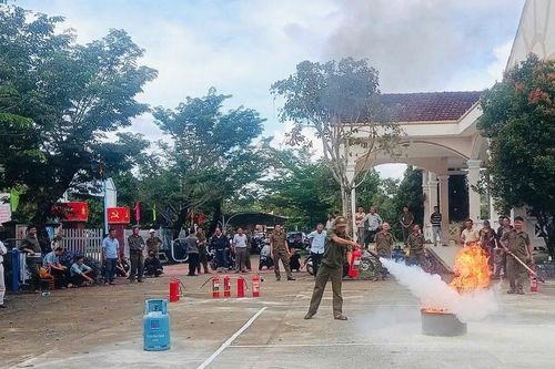 Huấn luyện nghiệp vụ PCCC và CNCH cho lực lượng cơ sở