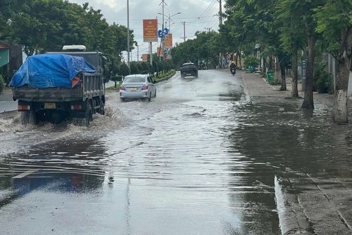 Khắc phục tình trạng ngập nước trên đường biển Lạc Long Quân