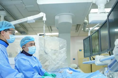 Ứng dụng kỹ thuật mới điều trị túi phình động mạch não cho cụ bà 84 tuổi