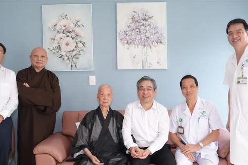 Lãnh đạo TPHCM thăm Đức Pháp chủ Giáo hội Phật giáo Việt Nam