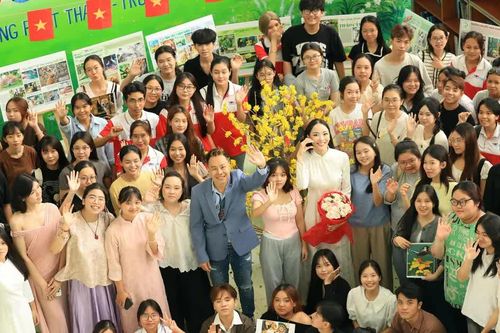 'Tắt điện thoại, mở sách ra' cùng sinh viên