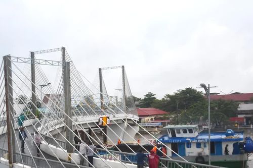 Cận cảnh giải cứu cầu ở Cà Mau bị sà lan đâm lệch