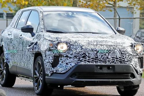 SUV điện mới của Toyota xuất hiện, có nét giống Corolla Cross