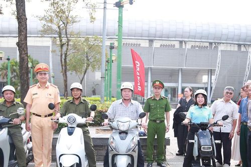 Công an xã Hoài Đức phối hợp Đội CSGT đường bộ số 9 bồi dưỡng kỹ năng lái xe an toàn cho người dân
