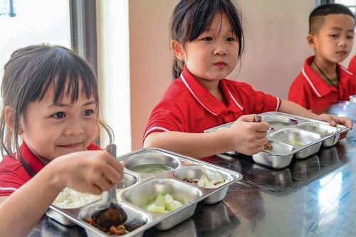 Trường vùng biên Thanh Hóa thuê đầu bếp nhà hàng về nấu ăn cho học sinh